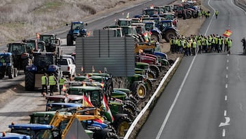 Tractores en el acceso al polígono Lentiscares durante la sexta jornada de protestas de agricultores y ganaderos, a 12 de febrero de 2024, en Navarrete, La Rioja (España). Agricultores y ganaderos de toda España han sacado sus tractores a las carreteras por sexto día consecutivo, para pedir mejoras en el sector, entre ellas exigir ayudas para afrontar las sequías que sufre el campo. Además, protestan contra las políticas europeas y su falta de rentabilidad. El pasado sábado, 10 de febrero, agricultores y ganaderos se reunieron en Madrid para votar a mano alzada sobre si se paralizaba o continuaba la huelga que comenzó el pasado 6 de febrero y durante la cual han sacado sus tractores a las carreteras de España. Finalmente, decidieron que continuarían con las protestas hasta que el problema estuviese solucionado.
12 FEBRERO 2024;NAVARRETE;LA RIOJA;SEXTA JORNADA;PROTESTAS;TRACTORES;AGRICULTORES;GANADEROS
José Sánchez / Europa Press
12/02/2024