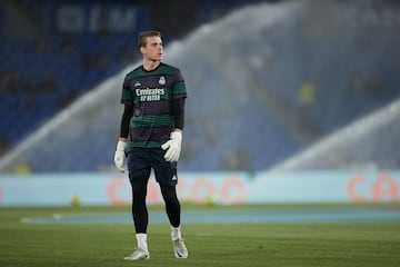 Lunin, durante un calentamiento con el Real Madrid.