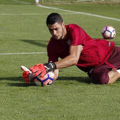 Plaga de lesiones en la portería: Bernabé también será operado