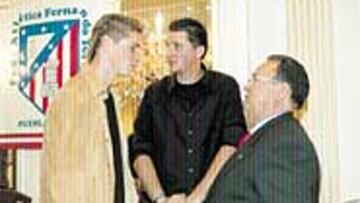 <b>PRESIDENTE</B>. Israel, junto a Fernando y el directivo Miguel Pérez.