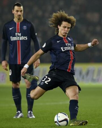Jugador brasile?o que juega como defensa central o mediocentro defensivo y su equipo actual es el Par¨ªs Saint-Germain