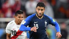 Nabil Fekir conduce el bal&oacute;n en el encuentro que enfrent&oacute; a Francia contra Per&uacute; durante la segunda jornada del Mundial de Rusia.