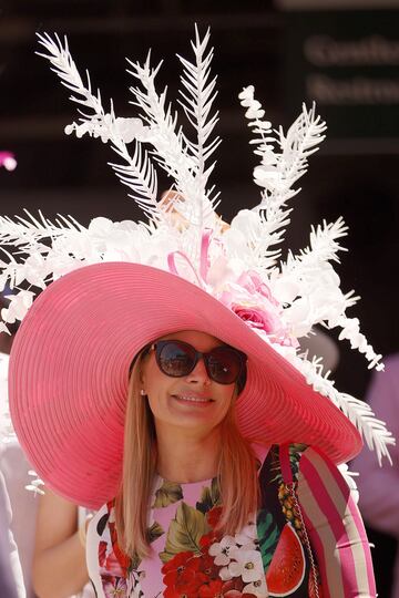  Aficionados a la hípica en el Churchill Downs de Kentucky durante la Kentucky Oaks.