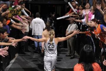 Becky Hammon enfila el tunel de vestuarios mientras saluda a los aficionados.