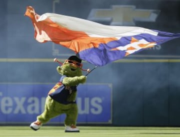 Orbit la mascota de Houston Astros celebra la victoria por 7-2 de su equipo ante los Oakland Athletics.