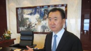 MEDIA CHINA, EN SU MANO. El empresario chino Wang Jianlin, en su despacho.
