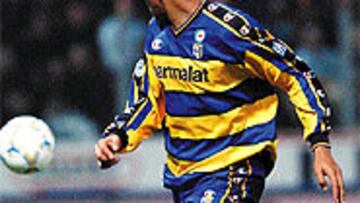 Adriano ya marca hasta de tacón