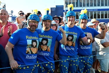 Pelucas estilo afro con el amarillo de Europa, sombreros de copa con tréboles por la Irlanda de Lowry y McIlroy... Los más 'ultras' de la Ryder, torneo que escapa a los códigos tradicionales del golf, encuentran formas curiosas de mostrar su apoyo, como este grupo con unas divertidas camisetas que juegan con el cinéfilo apodo de Jon Rahm. 