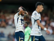 MEX9554. CIUDAD DE MÉXICO (MÉXICO), 12/04/2025.- José Caicedo de Pumas se lamenta este sábado, en un partido de la jornada 15 del torneo Clausura 2025 de la Liga MX entre Pumas y Juárez, en el estadio Olímpico Universitario de Ciudad de México (México). EFE/ Isaac Esquivel