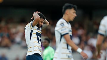 MEX9554. CIUDAD DE MÉXICO (MÉXICO), 12/04/2025.- José Caicedo de Pumas se lamenta este sábado, en un partido de la jornada 15 del torneo Clausura 2025 de la Liga MX entre Pumas y Juárez, en el estadio Olímpico Universitario de Ciudad de México (México). EFE/ Isaac Esquivel