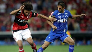 Soccer Football - Copa do Brasil - Brazil Cup Finals First Leg - Flamengo v Cruzeiro - Maracana stadium, Rio de Janeiro, Brazil - September 7, 2017. Willian Arao (L) of Flamengo and Henrique of Cruzeiro in action. REUTERS/Ricardo Moraes