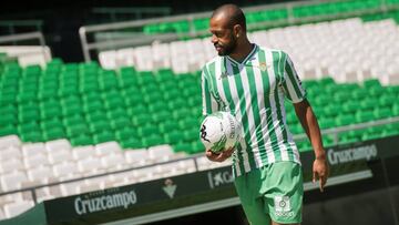 GRAF5845. SEVILLA, 14/08/2018.- El defensa brasile&ntilde;o Sidnei Rechel da Silva, posa durante su presentaci&oacute;n hoy como nuevo jugador del Real Betis por el que ha firmado por cuatro temporadas, hoy en el estadio Benito Villamar&iacute;n de Sevill