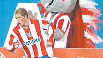 <b>EL SÍMBOLO Y LA MASCOTA.</b> Torres es la bandera del Atlético. El Calderón, Indi incluido, a sus pies.