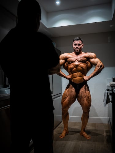 Nacido en Yecla, Murcia, probablemente sea el culturista más popular de España. En 2024 debutó en Mr. Olympia y y finalizó en sexto lugar. En 2025 ha alcanzado un histórico cuarto puesto en la categoría Classic Physique.