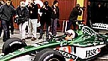 AL VOLANTE. Niki Lauda se subió de nuevo a un monoplaza de Fórmula 1, algo que no había hecho desde 1985.