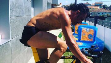 Óscar Pereiro practica rodillo en su casa durante el confinamiento.