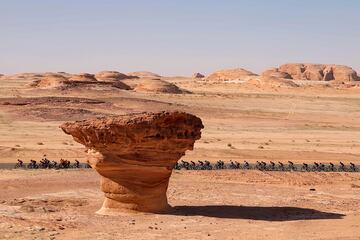 Se disputó la segunda etapa del Tour de Arabia Saud¡, una jornada de 184 kilómetros entre Winter Park y Shalal Sijlyat Rocks. Como en sus dos ediciones anteriores, la carrera discurre por paisajes tan espectaculares como el de la imagen, en el que el pelotón rueda por el desierto antes del triunfo del italiano Jonathan Milan (Bahrain-Victorious).