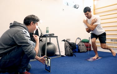 Carlos Alcaraz en el gimnasio con su podólogo mientras entrena para el Abierto de Australia 2026.