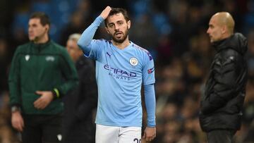 Bernardo Silva y Pep Guardiola, durante un partido del Manchester City.