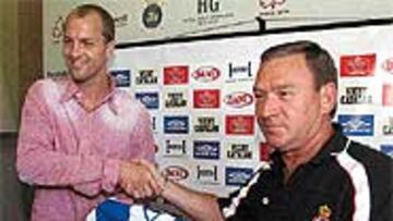 <b>LA MAR DE CONTENTOS</B>. Jordi Cruyff y Javier Clemente sonríen en la presentación del primero como jugador del Espanyol, en Peralada.