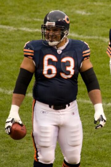 Como el a?o anterior, en 2008 tambi谷n se hizo una portada diferente para la versi車n en castellano del juego. El elegido este a?o fue el l赤nea de los Bears Roberto Garza, hijo de inmigrantes mexicanos. Garza sobrevivi車 sin incidintes destacables a la maldici車n del Madden.