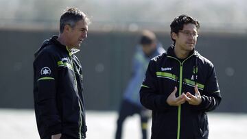 26/02/14 Entrenamiento del Granada CF Lucas Alcaraz conversa con el médico del equipo, el Doctor Antonio Fernandez