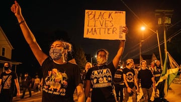 Los manifestantes cantan en una marcha el 26 de agosto de 2020 en Kenosha, Wisconsin.