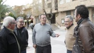 EL PADRE DE ALBELDA, ENTRE MERENGUES. Don Jos&eacute; Albelda (segundo por la derecha) participa en la improvisada tertulia de AS.