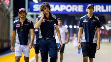 Carlos Sainz en Singapur junto a su ingeniero Marco Matassa y a Sean Gelael, probador de Toro Rosso.