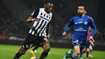 Angers' Cameroonian forward Karl Toko Ekambi (L) vies with Strasbourg's French midfielder Pablo Martinez (R) during the French L1 Football match between Angers (SCO) and Strasbourg (RCSA), on April 7, 2018 in Raymond-Kopa Stadium, in Angers, nor