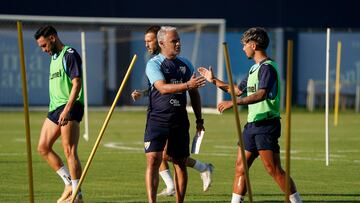 Sergio Pellicer, saludando a Kevin durante un entrenamiento del Málaga CF.