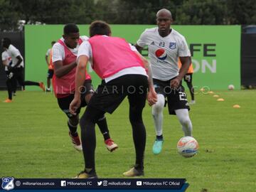 El técnico Jorge Luis Pinto dirigió su primer entrenamiento con Millonarios. Los jugadores realizaron trabajos físicos y fútbol en espacio reducido.