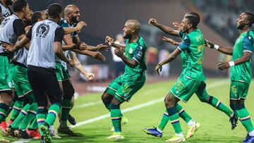 El delantero de Comoras Ahmed Mogni celebra con sus compa&ntilde;eros el segundo gol de su equipo ante Ghana.