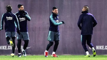 GRAF3337. SANT JOAN DESPÍ (BARCELONA), 07/12/2018.- El delantero argentino del FC Barcelona Leo Messi (c), el delantero uruguayo Luís Suárez (i) y el delantero chileno Arturo Vidal (d) participan en la sesión de entrenamiento d