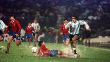 En la inundada cancha del estadio Nacional, Chile empató sin goles con Argentina. En la foto, Lizardo Garrido intenta frenar a Gabriel Batistuta. La albiceleste levantó la copa en 1991.