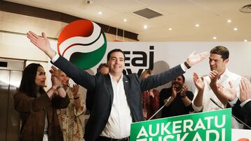 El candidato del PNV a lehendakari, Imanol Pradales, tras finalizar la jornada electoral de elecciones auton¨®micas del Pa¨ªs Vasco y resultar ganador, en Sabin Etxea, a 21 de abril de 2024, en Bilbao, Vizcaya, Pa¨ªs Vasco (Espa?a). Todos los vascos han sido llamados a las urnas hoy, 21 de abril, para elegir a su nuevo presidente auton¨®mico para los pr¨®ximos cuatro a?os. Hay 75 esca?os en juego, en la que ser¨¢ la XII legislatura del Pa¨ªs Vasco, por lo que los candidatos de los diferentes partidos deben alcanzar una mayor¨ªa absoluta de 38 esca?os para hacerse con la Presidencia.
21 ABRIL 2024;BILBAO;VIZCAYA;EUSKADI;RESULTADOS;PNV
H.Bilbao / Europa Press
21/04/2024