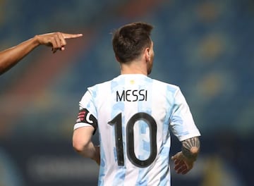 Soccer Football - Copa America 2021 - Quarter Final - Argentina v Ecuador - Estadio Olimpico, Goiania, Brazil - July 3, 2021 An Ecuador player points to Argentina's Lionel Messi during the match REUTERS/Amanda Perobelli