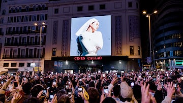 Decenas de personas observan la portada del nuevo álbum de Rosalía, 'Lux', en la plaza de Callao.
