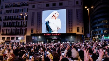 Decenas de personas observan la portada del nuevo álbum de Rosalía, 'Lux', en la plaza de Callao.