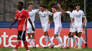 Real Madrid&#039;s players celebrates as Benfica&#039;s goalkeeper Leobrian Kokubo receives an own goal during the football UEFA Youth League 2019/2020 final between Benfica and Real Madrid on August 25, 2020 in Nyon. (Photo by Fabrice COFFRINI / AFP)