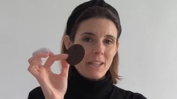 Una experta en protocolo pide dejar de hacer este gesto con las bebidas pero da permiso para practicarlo en la intimidad