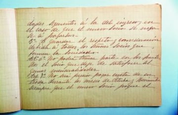 (viene del anterior)
dades siguientes a la del ingreso, en el caso de que el nuevo socio se negase a pagarlas.
3º. A guardar el respeto y condescendencia debida a todos los señores socios que formen la Sociedad.
Artículo 6º. No podrá tomar parte en los partidos el socio que deje de satisfacer algunas mensualidades.
Artículo 7º. No será preciso pagar cuota de entrada durante los meses de octubre y noviembre, siempre que el nuevo socio pague el
(continúa en la siguiente)