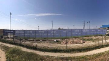 Lona instalada en el campo de entrenamiento del Getafe, ya de por sí con doble vallado.