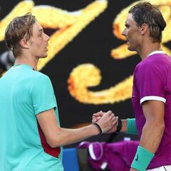 Nadal da más de una lección a Shapovalov