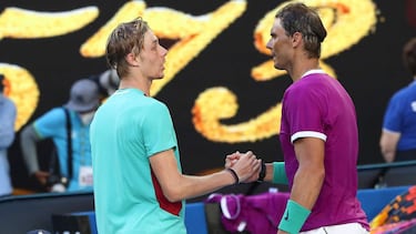 Spain's Rafael Nadal (R) embraces Canada's Denis Shapovalov after their men's singles quarter-final match on day nine of the Australian Open tennis tournament in Melbourne on January 25, 2022. (Photo by Aaron FRANCIS / AFP) / -- IMAGE RESTRICTED TO EDITOR