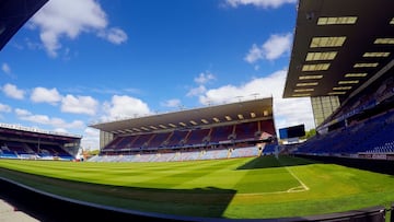 Turf Moor es un estadio de fútbol de Burnley, Lancashire, Inglaterra, Reino Unido. Es el hogar del Burnley FC, que juega allí desde 1883.
Está situado en Harry Potts Way en Burnley, y tiene una capacidad de 22.546, todos sentados. Sus cuatro principales gradas son: Stand James Hargreaves, Stand Jimmy McIlroy, Bob Lord Stand y Cricket Field Stand.
