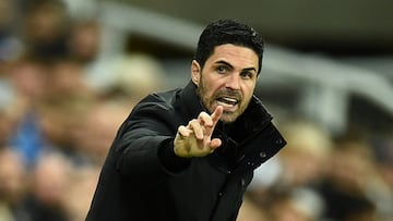 Mikel Arteta, entrenador del Arsenal, da instrucciones durante el partido ante el Newcastle.