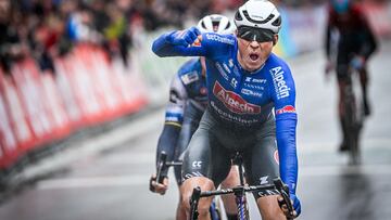 Jasper Philipsen celebra su triunfo al esprint en la clásica Brujas-De Panne.