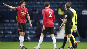 Maguire y Lindelof se quejan al &aacute;rbitro durante el partido contra el West Brom.