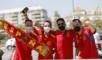 Las calles de Sevilla vibran con los seguidores españoles y suecos que verán esta noche el debut de sus selecciones.